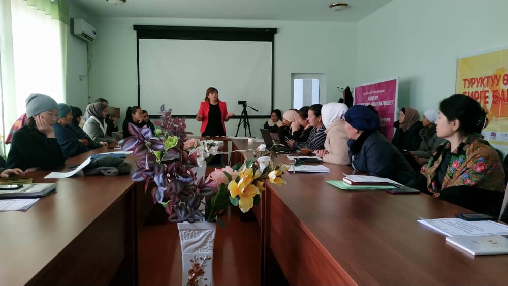 “Жергиликтүү кеңеште аялдар үчүн 30% квота берүү боюнча Кыргыз Республикасынын мыйзамын ишке ашыруу механизми" деген темада тегерек стол