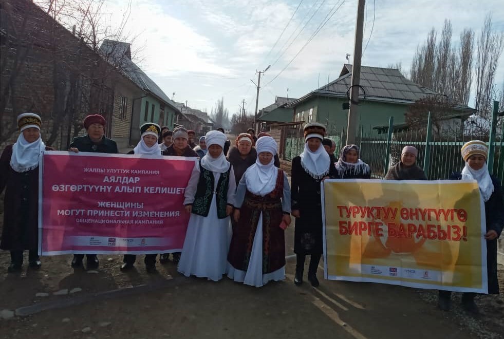 Пеший поход женщин активистов "Ак элечек энелер" под лозунгом "Вместе за устойчивым развитием"