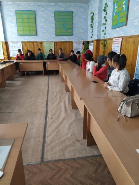 "Жаштар эрте никеге турууга жана кыз ала качууга каршы" деген темада студенттер арасында дебат. Нарын областы Нарын шаары.